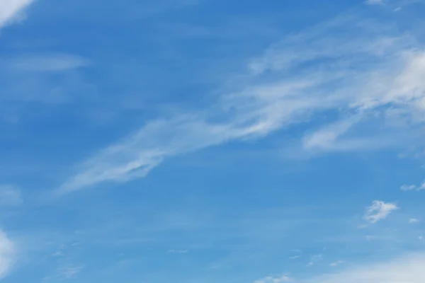 Хмара на фоні блакитного неба — стокове фото