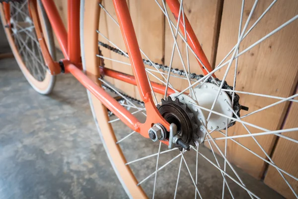 Bicicleta de engranaje fijo estacionada con pared de madera, imagen de primer plano — Foto de Stock