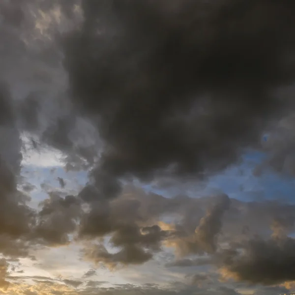 Nuvem negra no pôr do sol dramático céu escuro fundo — Fotografia de Stock