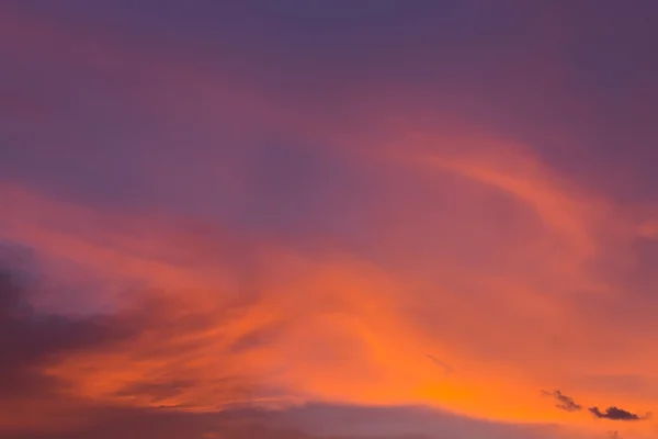 Cielo colorido atardecer dramático con nube naranja, cielo crepuscular —  Fotos de Stock