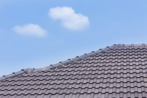 对住宅建筑的屋面瓦 — 图库照片