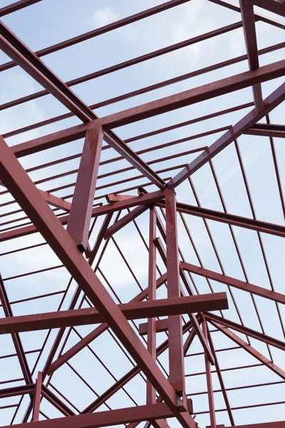 Yapısal çelik kiriş konut binasının çatısında — Stok fotoğraf