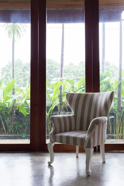 Diseño de salón interior con muebles de sofá con espejo — Foto de Stock