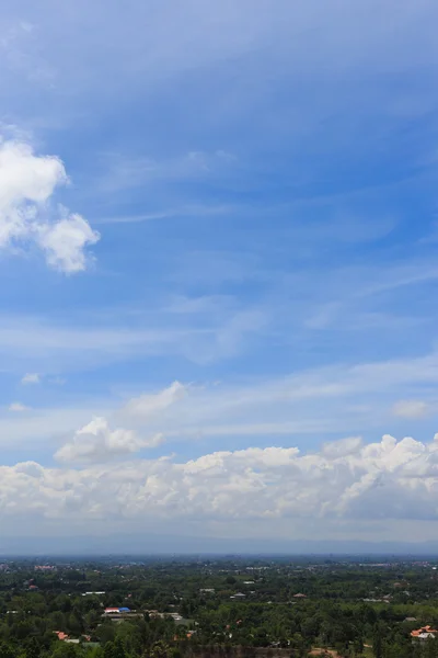 Paisagem com nublado no céu azul claro — Fotografia de Stock