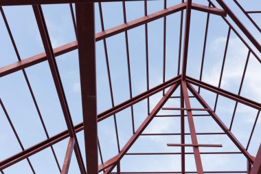 Yapısal çelik kiriş konut binasının çatısında