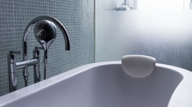 modern banyo küvetinde