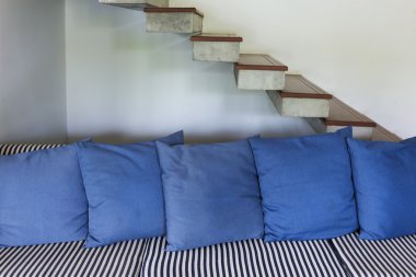 iç oturma odası modern tarzı ile mavi koltuk mobilya