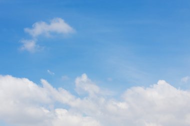 Açık mavi gökyüzü arka plan üzerinde bulut