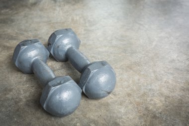 metal dumbbell çimento kattaki fitness spor vücut geliştirme