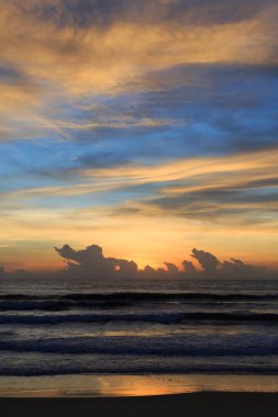 güzel gündoğumu gökyüzü sabah deniz üzerinde renkli bulut ile