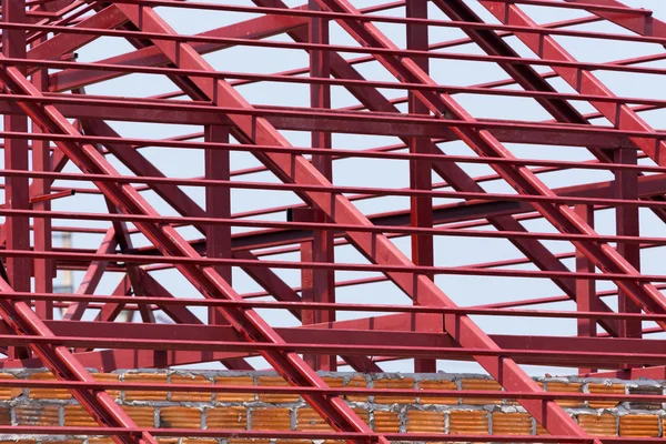 Poutre en acier de construction sur le toit du bâtiment résidentiel — Photo