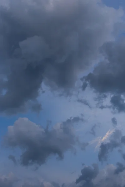 Nuvem negra no céu azul — Fotografia de Stock