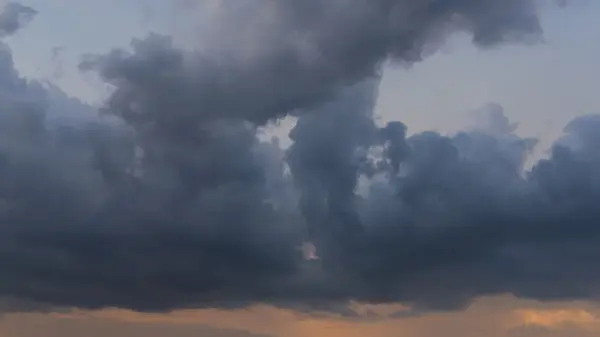 Nuvola di pioggia sullo sfondo del cielo tramonto — Foto Stock