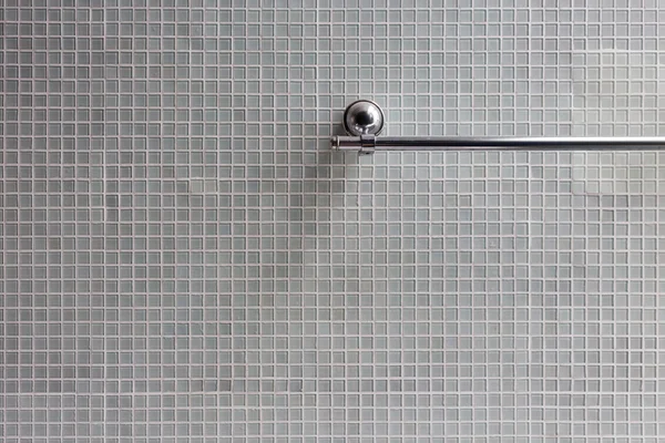 Banheiro, trilho de toalha de aço inoxidável no banheiro com mosaico — Fotografia de Stock