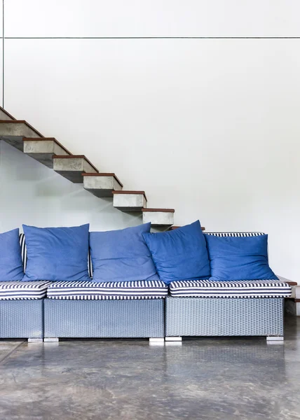 Interno soggiorno in stile moderno con mobili divano blu — Foto Stock