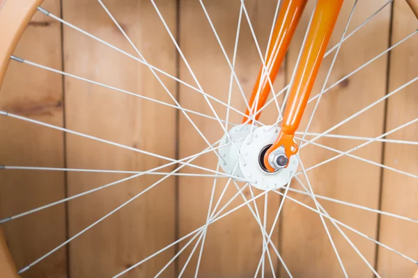 Bicicleta estacionada com parede de madeira, imagem de close-up parte da bicicleta — Fotografia de Stock