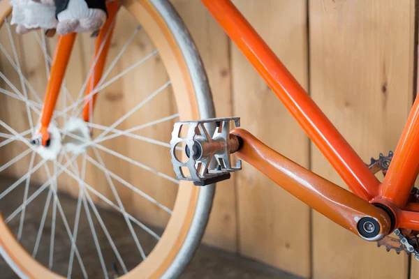 Bicicleta estacionada com parede de madeira, imagem de close-up parte da bicicleta — Fotografia de Stock