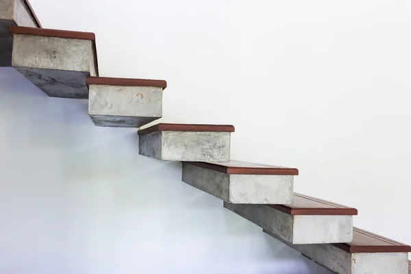 Merdiven beyaz harç duvar — Stok fotoğraf