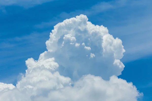 Awan dan latar belakang langit biru — Stok Foto