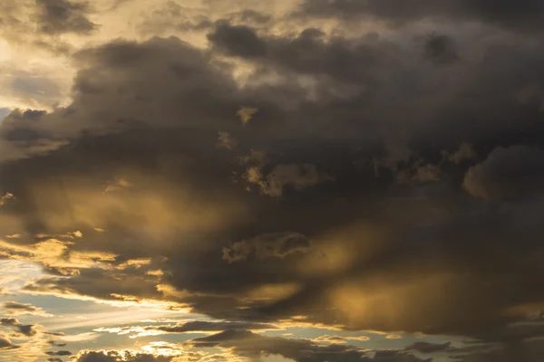 Golden sunset sky och glödande moln, twilight himlen innan regn — Stockfoto