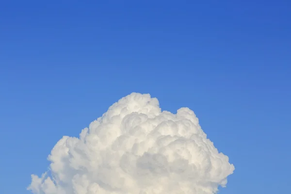 Awan halus di langit biru yang cerah — Stok Foto