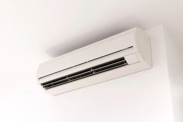 Airconditioner op witte mortel muur achtergrond — Stockfoto