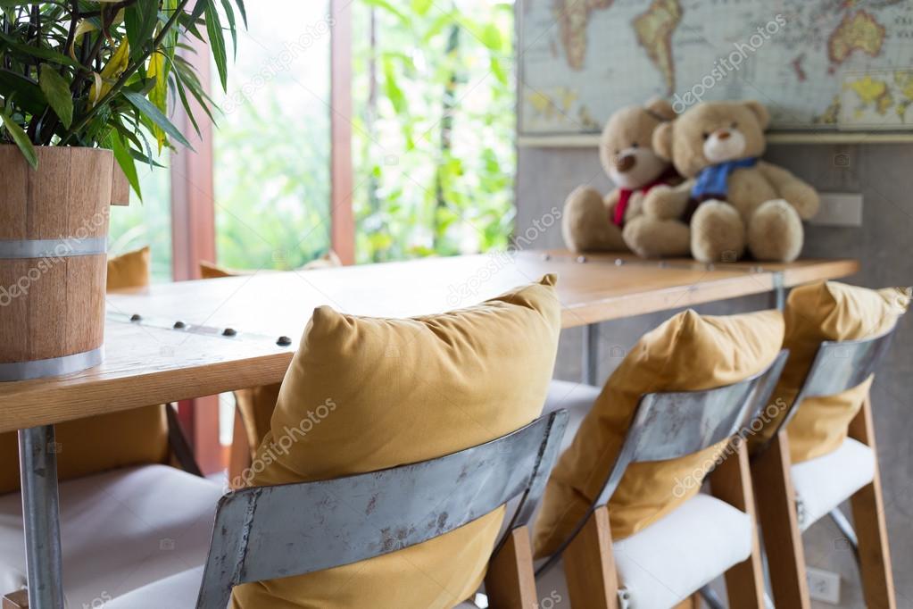 Bar kruk en houten tafel ingericht in woonkamer — Stockfoto ... Bar kruk en houten tafel ingericht in woonkamer — Stockfoto ...