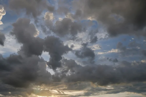 Awan pada matahari terbenam dramatis langit, gambar iklim latar belakang cuaca — Stok Foto