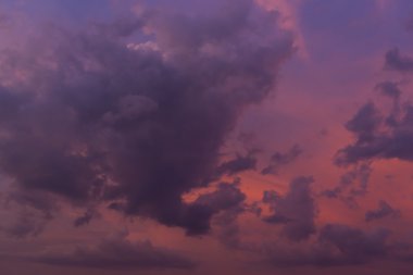 Alacakaranlık günbatımı gökyüzü arka plan üzerinde harika bulut