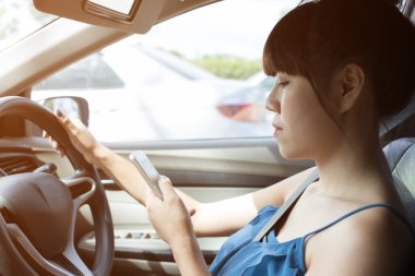 arabaya bir akıllı telefon kullanarak kadını sürücüsü