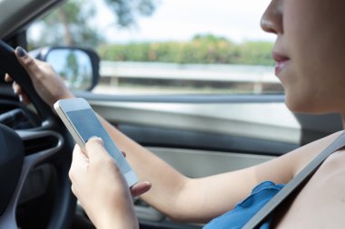 arabaya bir akıllı telefon kullanarak kadını sürücüsü