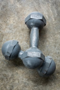 metal dumbbell çimento kattaki fitness spor vücut geliştirme