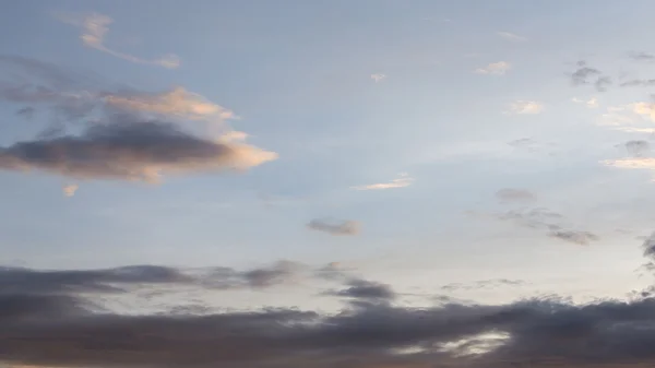 Modrá obloha s cloud, soumrak západu slunce obloha pozadí — Stock fotografie