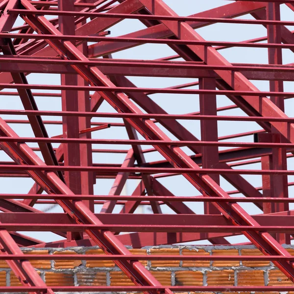 Poutre en acier de construction sur le toit du bâtiment résidentiel — Photo