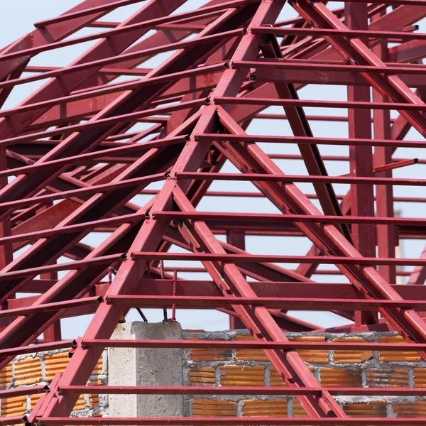 Poutre en acier de construction sur le toit du bâtiment résidentiel — Photo