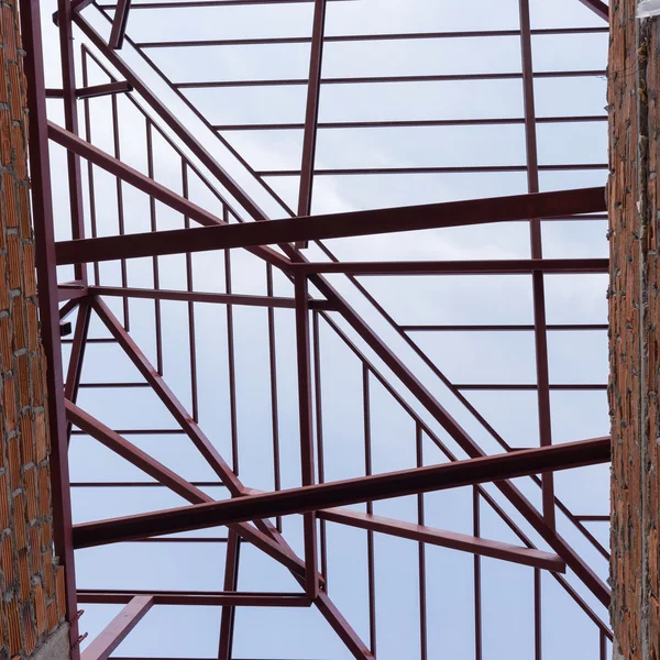 Конструктивная стальная балка на крыше жилого дома — стоковое фото