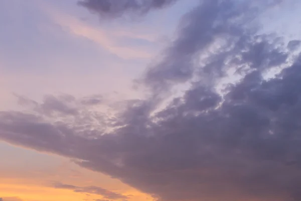 Twilight solnedgång sky med färgglada moln bakgrund — Stockfoto