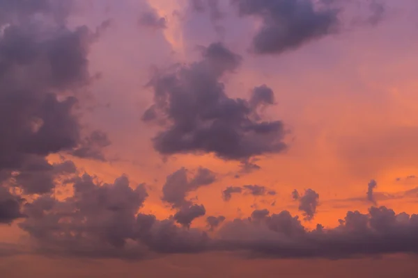 Underbara moln på twilight sunset himmel bakgrund — Stockfoto