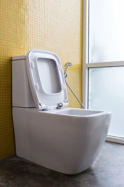 Білий змивний туалет і жовта стіна мозаїка прикраси — стокове фото
