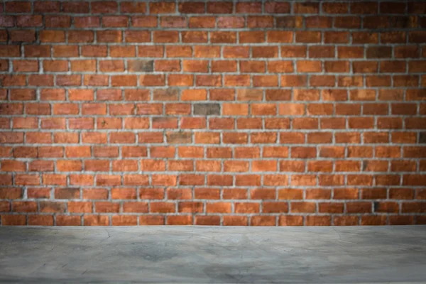 Barra de cemento con pared de ladrillo oscuro, estante de exhibición — Foto de Stock