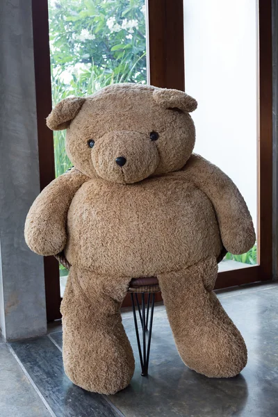 Decoração de casa interior, urso grande sentado na cadeira — Fotografia de Stock