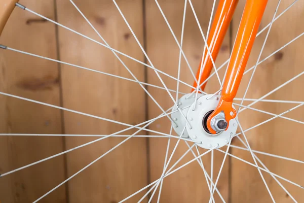 Fahrrad mit Holzwand geparkt, Nahaufnahme Teil des Fahrrads — Stockfoto