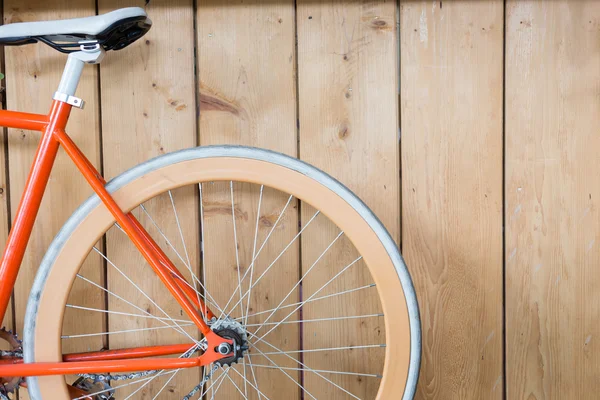 Велосипед припаркован с деревянной стеной, закрыть изображение часть велосипеда — стоковое фото
