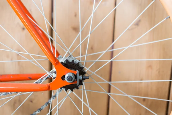 Bicicleta estacionada com parede de madeira, imagem de close-up parte da bicicleta — Fotografia de Stock