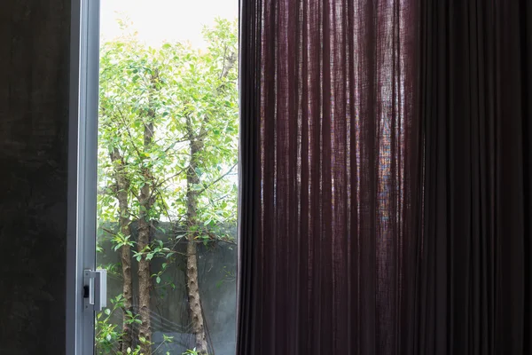 Fioletowy kurtyna w pokoju — Zdjęcie stockowe