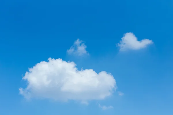 Singola nuvola su sfondo cielo blu chiaro — Foto Stock