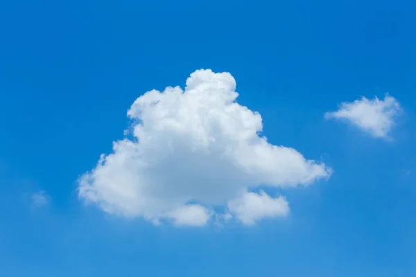 Single cloud on clear blue sky background — Stock Photo, Image