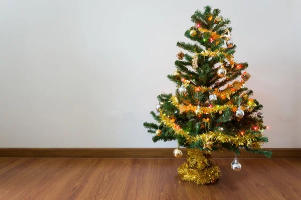 Χριστουγεννιάτικο δέντρο διακόσμηση στο άδειο δωμάτιο με λευκό τοίχο — Φωτογραφία Αρχείου