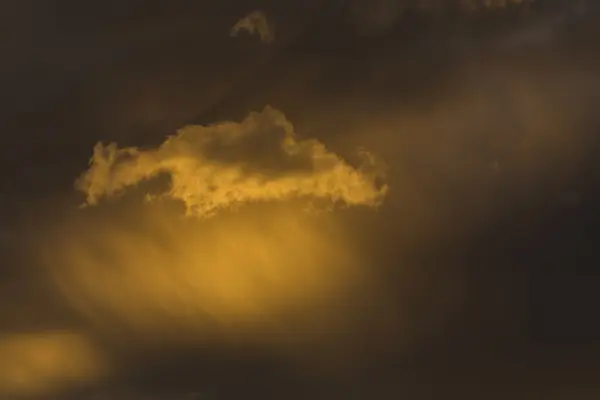 Cielo dorado del atardecer y nube brillante, cielo del crepúsculo antes de la lluvia — Foto de Stock