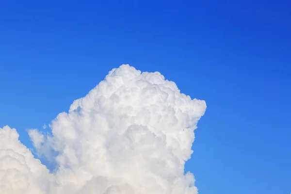 Awan halus di langit biru yang cerah — Stok Foto